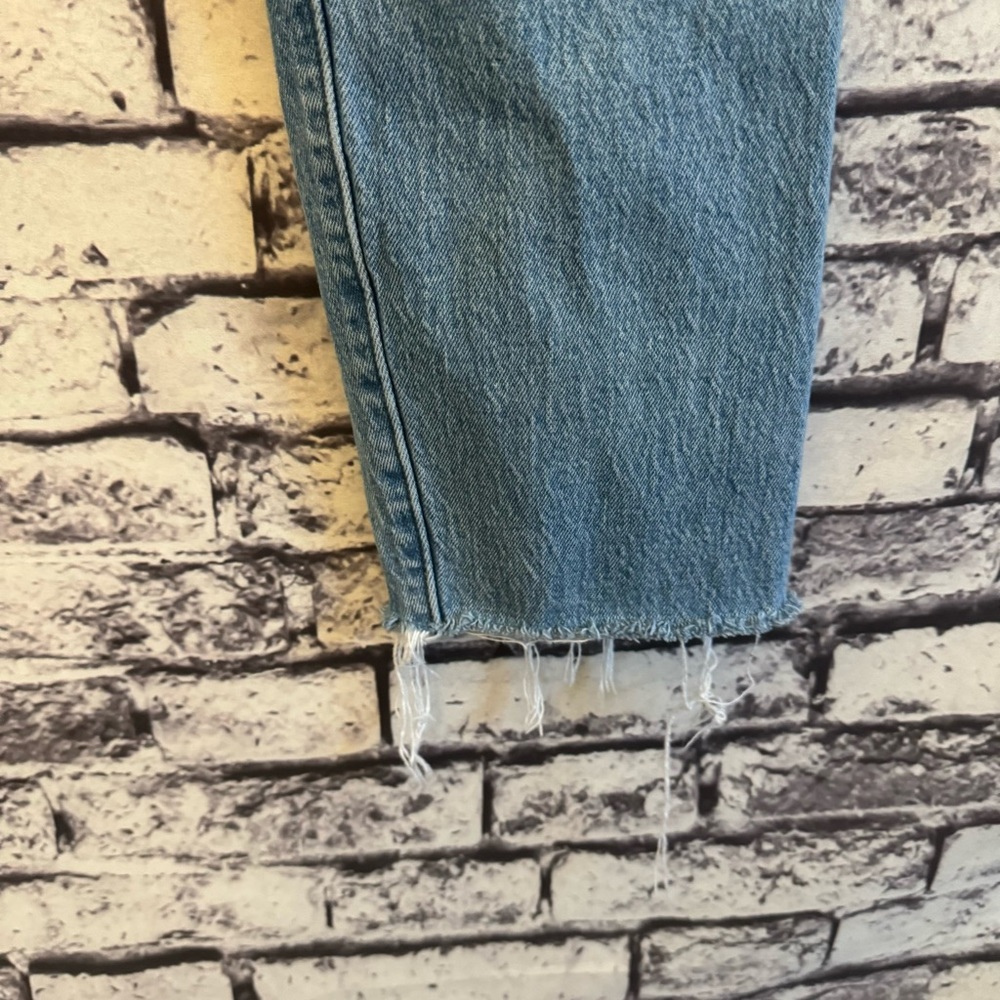 Levi’s Wedgie Fit Frayed Ankle Jeans SZ 28 - Picture 3 of 3